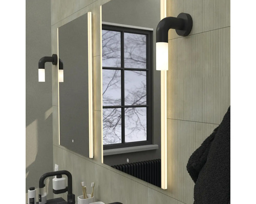 Kúpeľňa so zrkadlovou skrinkou a nástennými svietidlami