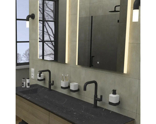 Kúpeľňa s dvojitým umývadlom, čiernymi armatúrami, osvetlenými zrkadlami a oknom.