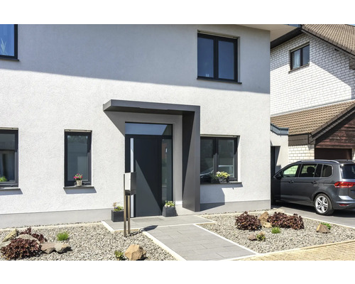 Vchodová strieška Gutta BS Plus 200 RAL 7016 200x90 cm vrátane pravého bočného dielu, odtok vody v bočnom diele Moderný dom s vchodovými dverami, prístreškom a dláždenou cestou