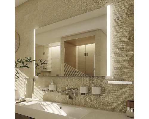 Svetlá kúpeľňa s umývadlom, batériou a obdĺžnikovým zrkadlom s bočným osvetlením