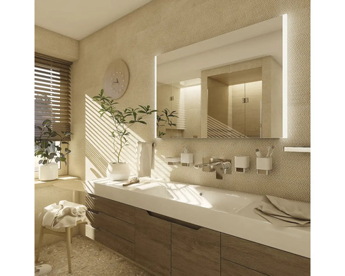 Moderná kúpeľňa s umývadlom, zrkadlom s osvetlením a okennými žalúziami.