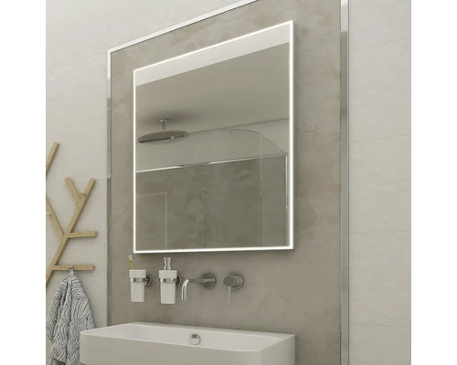 Kúpeľňová scéna s osvetleným zrkadlom nad umývadlom