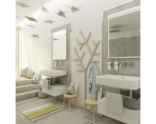 Moderná kúpeľňa s umývadlami, zrkadlami, vešiakom na šaty v tvare stromu a origami dekoráciou.