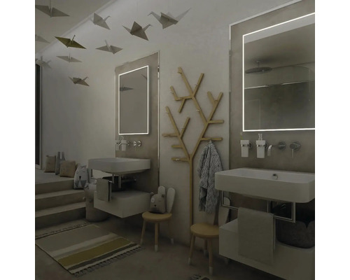 Svetlá kúpeľňa s dvoma umývadlami, zrkadlami s osvetlením, dekoratívnymi papierovými žeriavmi a stromovým šatníkom.