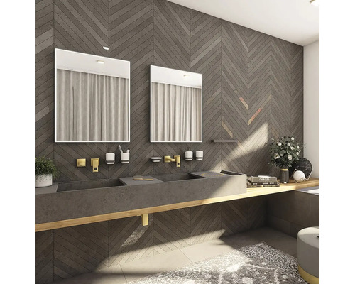 Kúpeľňa s dvojitým umývadlom, zrkadlami a obkladom stien do rybej kosti pre štýlovú a usporiadanú atmosféru.