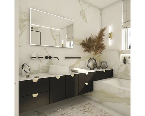 Svetlá kúpeľňa s umývadlom, zrkadlom a mramorovým vzhľadom