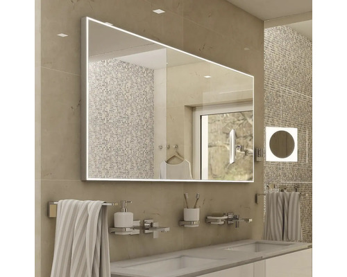 Moderná kúpeľňa s veľkým zrkadlom, umývadlom a kúpeľňovými doplnkami