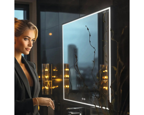 Žena pred osvetleným kúpeľňovým zrkadlom s dekoráciou