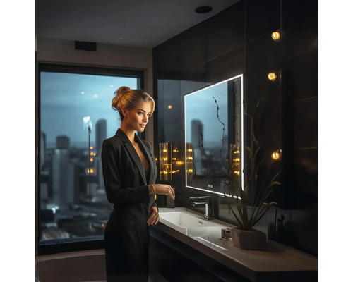 Moderná kúpeľňa s osvetleným zrkadlom, umývadlom a výhľadom na mesto v noci.