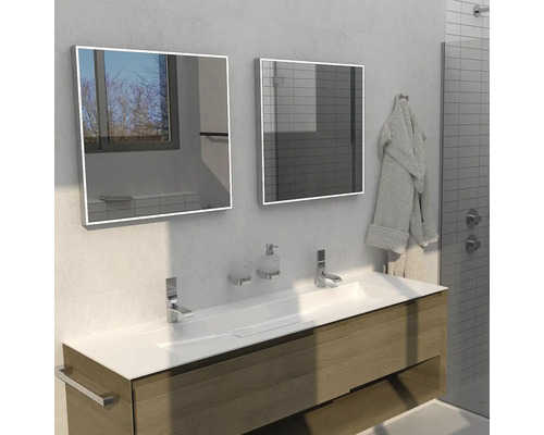 Kúpeľňa s umývadlom, dvoma zrkadlami, batériami a uterákom