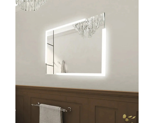 Osvetlené obdĺžnikové zrkadlo v kúpeľni nad držiakom na uteráky