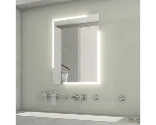 Kúpeľňová scéna s obdĺžnikovým zrkadlom s LED osvetlením nad umývadlom s vodovodnou batériou