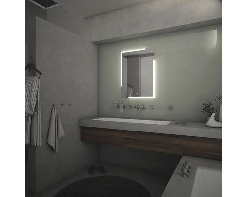 Kúpeľňa so zrkadlom, umývadlovou skrinkou a uterákmi