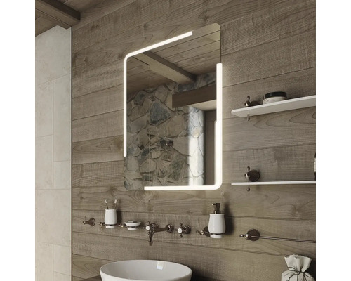 Kúpeľňa s osvetleným zrkadlom, umývadlom a policami na drevenej stene