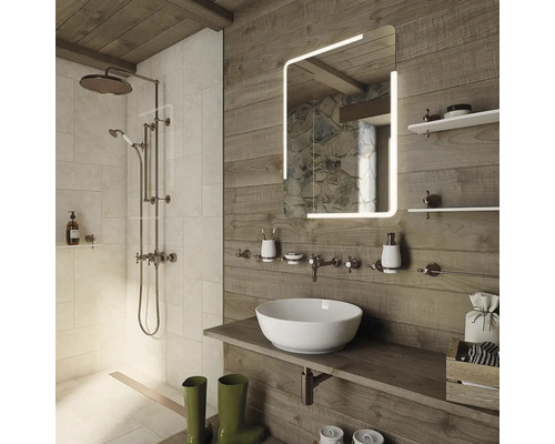 Kúpeľňa so sprchou, umývadlom, zrkadlom a drevenými prvkami pre rustikálny vzhľad