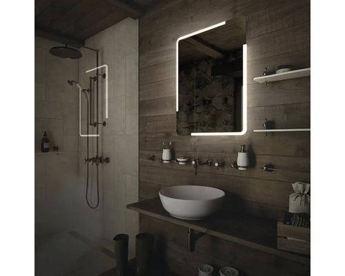Kúpeľňa so sprchou, umývadlom a osvetleným zrkadlom