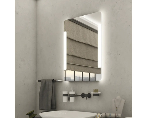 Kúpeľňa s osvetleným zrkadlom, umývadlom a doplnkami