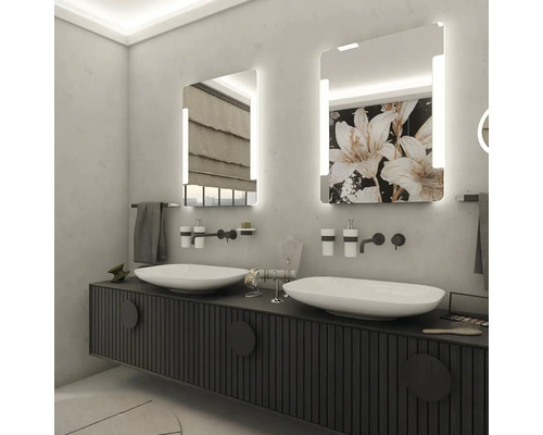 Moderná kúpeľňa s umývadlom, dvoma umývadlami a osvetlenými zrkadlami