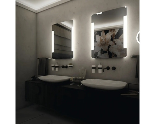 Kúpeľňa s dvoma umývadlami, osvetlenými zrkadlami a armatúrami