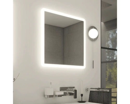 Štvorcové zrkadlo s LED osvetlením v kúpeľni.