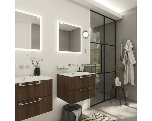 Svetlá kúpeľňa s drevenými umývadlami, osvetlenými zrkadlami a priemyselnou sklenenou stenou