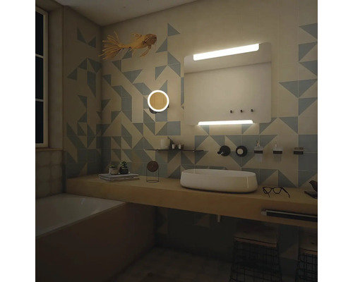 Kúpeľňa s umývadlom, zrkadlom a geometrickými dlaždicami