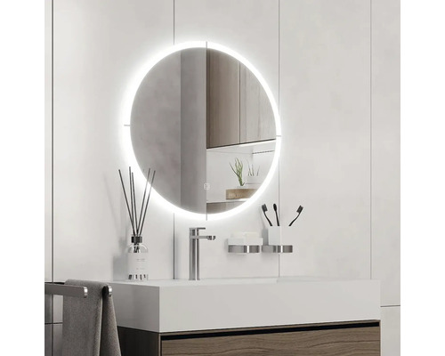 Kúpeľňa s okrúhlym zrkadlom s LED osvetlením, umývadlom a armatúrami