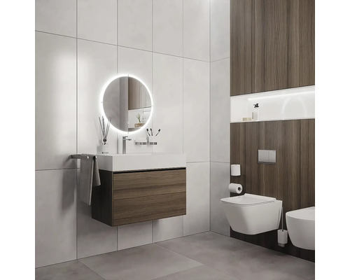 Moderná kúpeľňa s umývadlovou skrinkou, LED zrkadlom a závesným WC