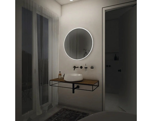 Kúpeľňa s okrúhlym zrkadlom s osvetlením, umývadlom a oknom