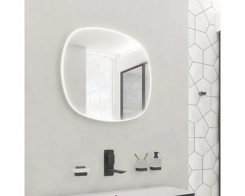 Moderná kúpeľňa s osvetleným zrkadlom, umývadlom a batériami