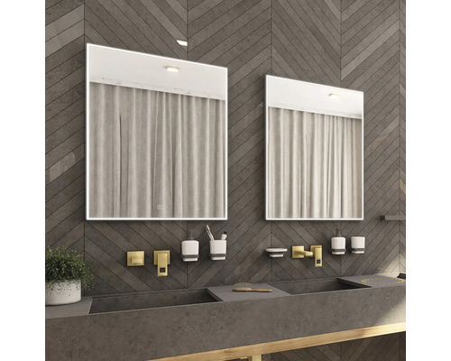 Kúpeľňa s dvoma umývadlami a osvetlenými zrkadlami