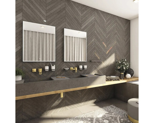 Moderná kúpeľňa s dvojitým umývadlom, zrkadlami a obkladom stien vo vzore rybej kosti.