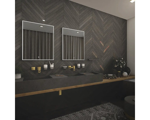 Moderná kúpeľňa s dvojitým umývadlom, osvetlenými zrkadlami a dreveným obkladom