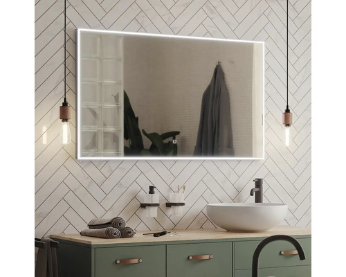 Kúpeľňa s osvetleným zrkadlom, umývadlom a batériou na umývadlovej skrinke