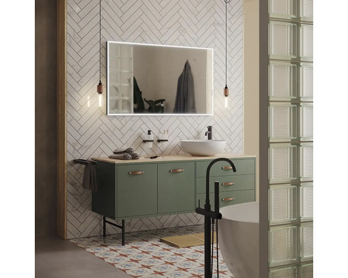 Kúpeľňa s umývadlom, zrkadlom s osvetlením, umývadlom na dosku a obklady vo vzore rybej kosti