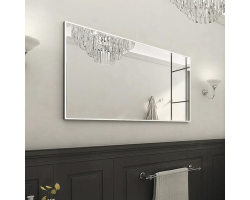 Široké obdĺžnikové zrkadlo v kúpeľni nad umývadlom v kúpeľni.