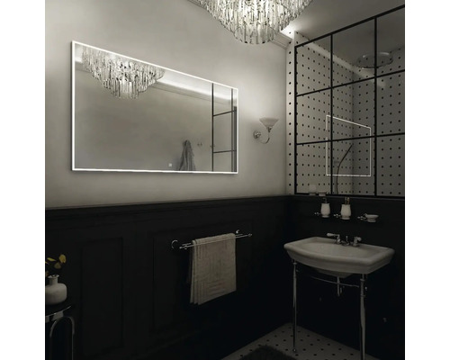 Kúpeľňa s osvetleným zrkadlom a sprchou so sklenenou stenou