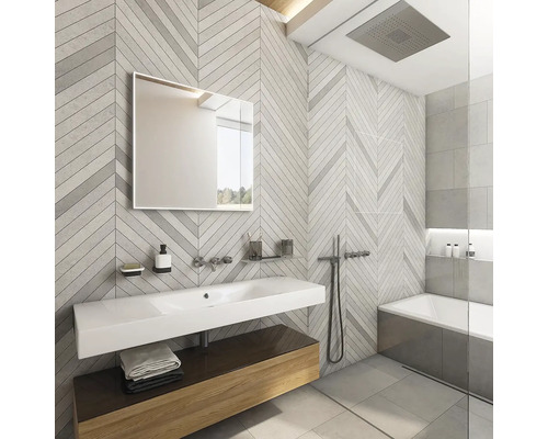 Moderná kúpeľňa s umývadlom, zrkadlom, vaňou a obkladmi so vzorom rybej kosti