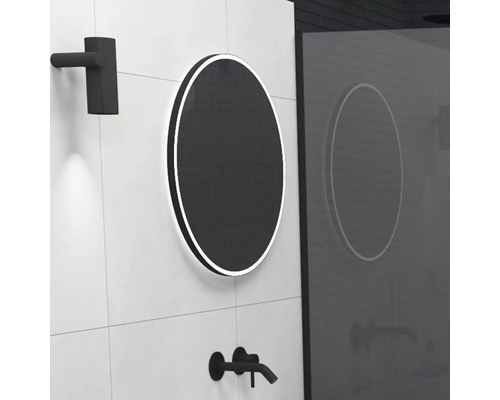 Kúpeľňa s okrúhlymi zrkadlami, nástennou armatúrou, lampou a sprchou