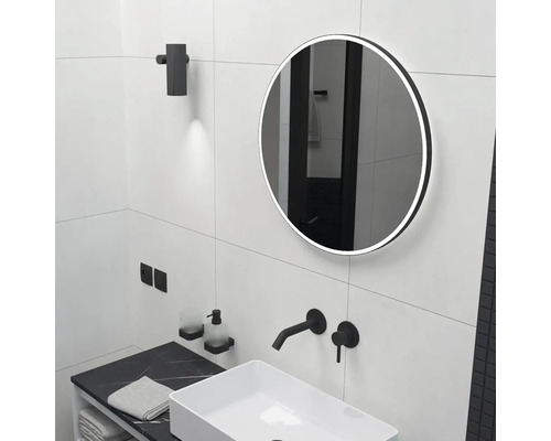 Moderná kúpeľňa s okrúhlym zrkadlom, umývadlom a armatúrami