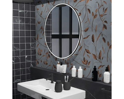 Moderná kúpeľňa s oválnym zrkadlom, umývadlom a kvetinovou tapetou.