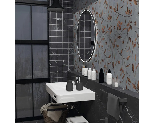 Moderná kúpeľňa s umývadlom, zrkadlom a kvetinovou tapetou