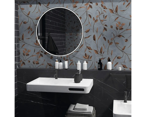 Moderná kúpeľňa s umývadlom, zrkadlom a kvetinovými obkladmi