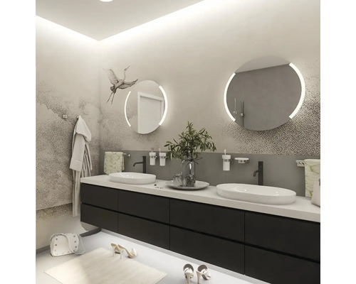 Svetlá kúpeľňa s dvojitým umývadlom, okrúhlymi zrkadlami s osvetlením a šedo vzorovanou stenou