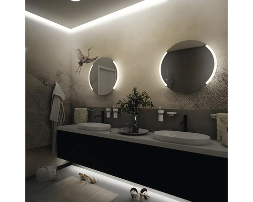 Kúpeľňa s dvojitým umývadlom, okrúhlymi zrkadlami s osvetlením a dekoratívnou nástennou maľbou