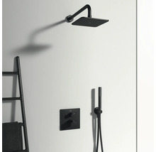 Kúpeľňa s čiernou hlavovou sprchou, ručnou sprchou a batériou