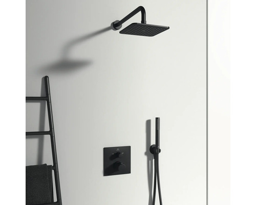 Kúpeľňa s čiernou hlavovou sprchou, ručnou sprchou a batériou