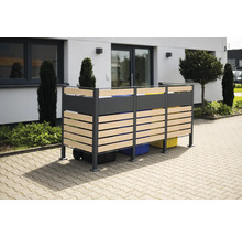 Box na odpadkové koše z kovu a drevených lamiel pred obytným domom