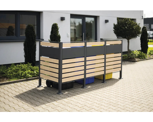 Box na odpadkové koše z kovu a drevených lamiel pred obytným domom