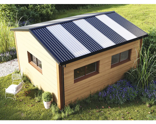 Polykarbonátová doska trapét H12+ UV1 2000x905 mm číra Záhradný domček s oknami a čiastočne priehľadnou strechou v záhrade